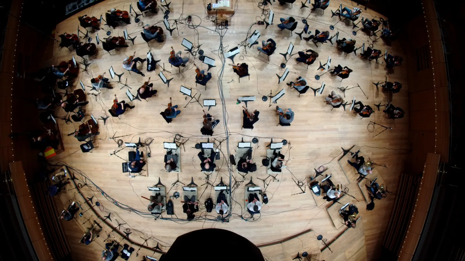 Capture du dessus de l'orchestre, avec répartition des différentes caméras et des interprètes.