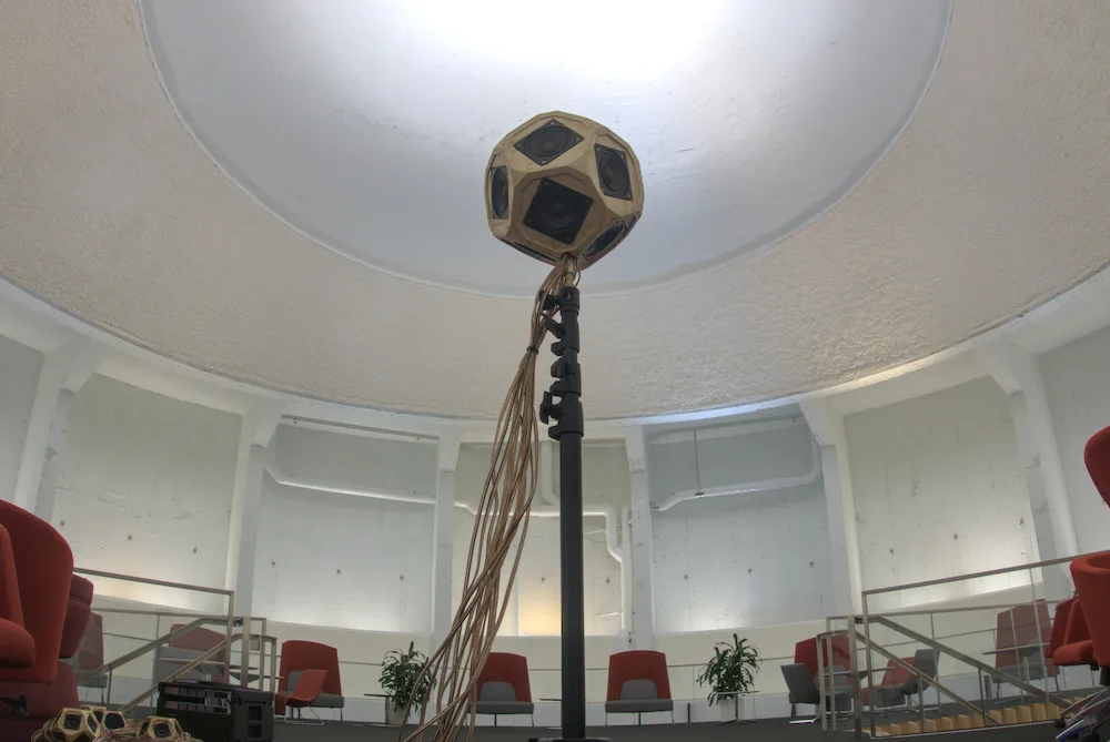 Photographie d'un Audiodice, un ensemble d'haut-parleurs multidirectionnels.