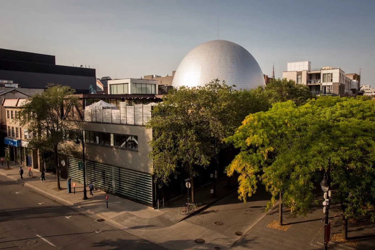 Le bâtiment de la SAT, boulevard Saint-Laurent, avec le dôme de la Satosphère sur le toit